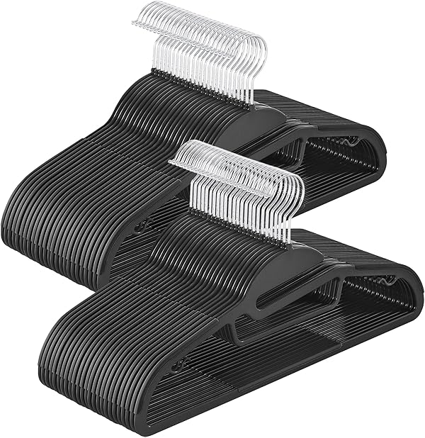 SONGMICS Kleiderbügel Kunststoff, 50er Set, Bügel mit U-förmiger Öffnung, platzsparend, 0,5 cm dick, 41,5 cm breit, um 360° drehbarer Haken, schwarz CRP041B05