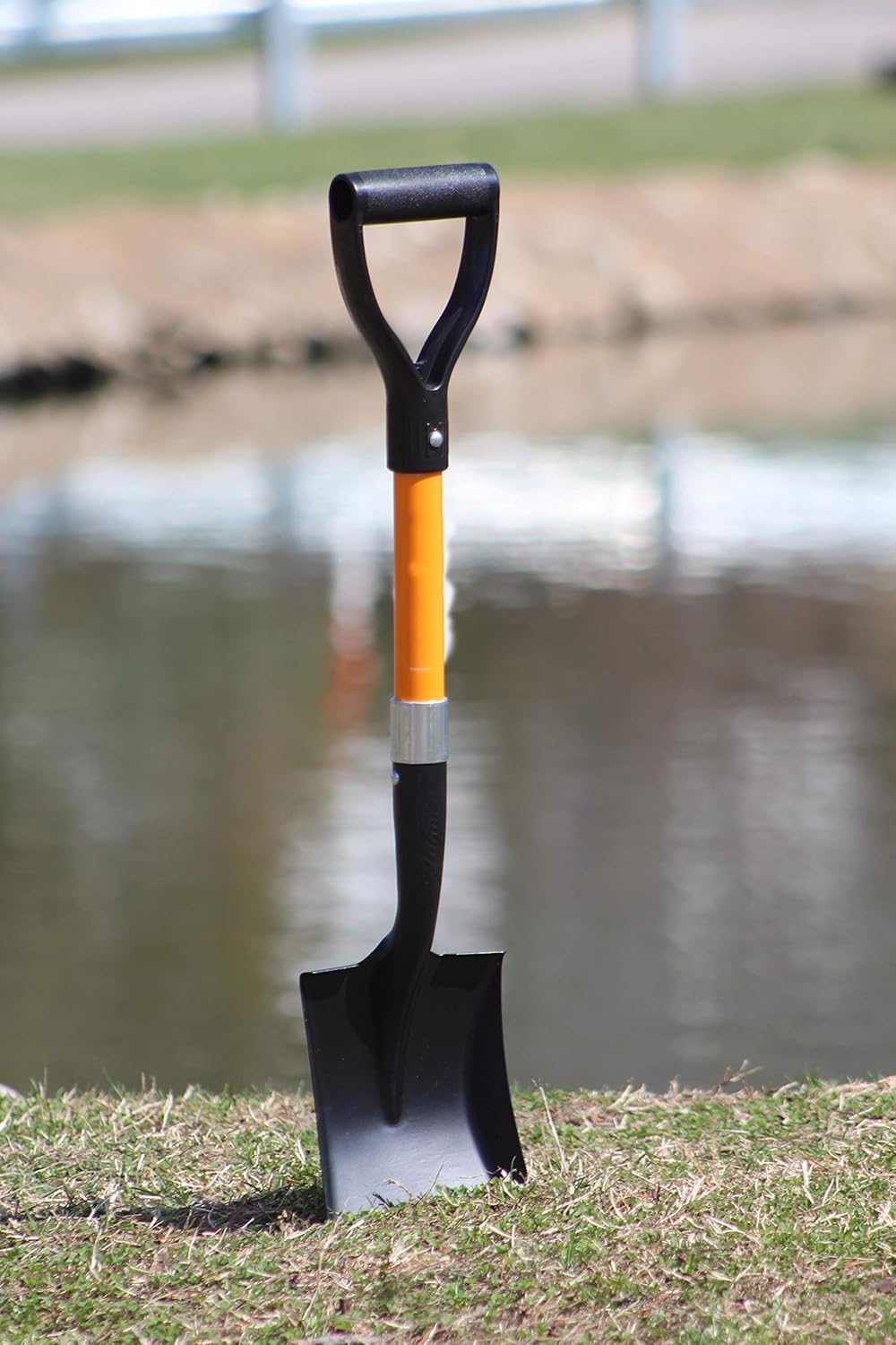 Ashman Square Shovel 27 Inches in Length with D-Cup Mini Handle Square Shovel, Sturdy Build and Easy to use, Material with Firm and Comfortable Fiberglass Handle, Built to Last : Garden & Outdoor