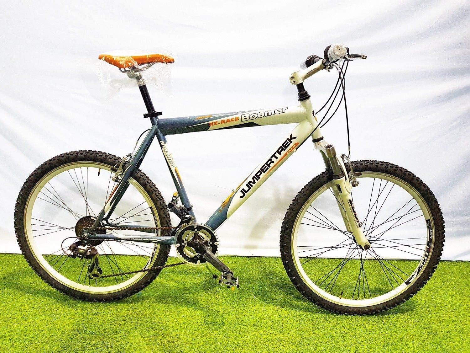 foto particolari con biciclette e strumenti musicali