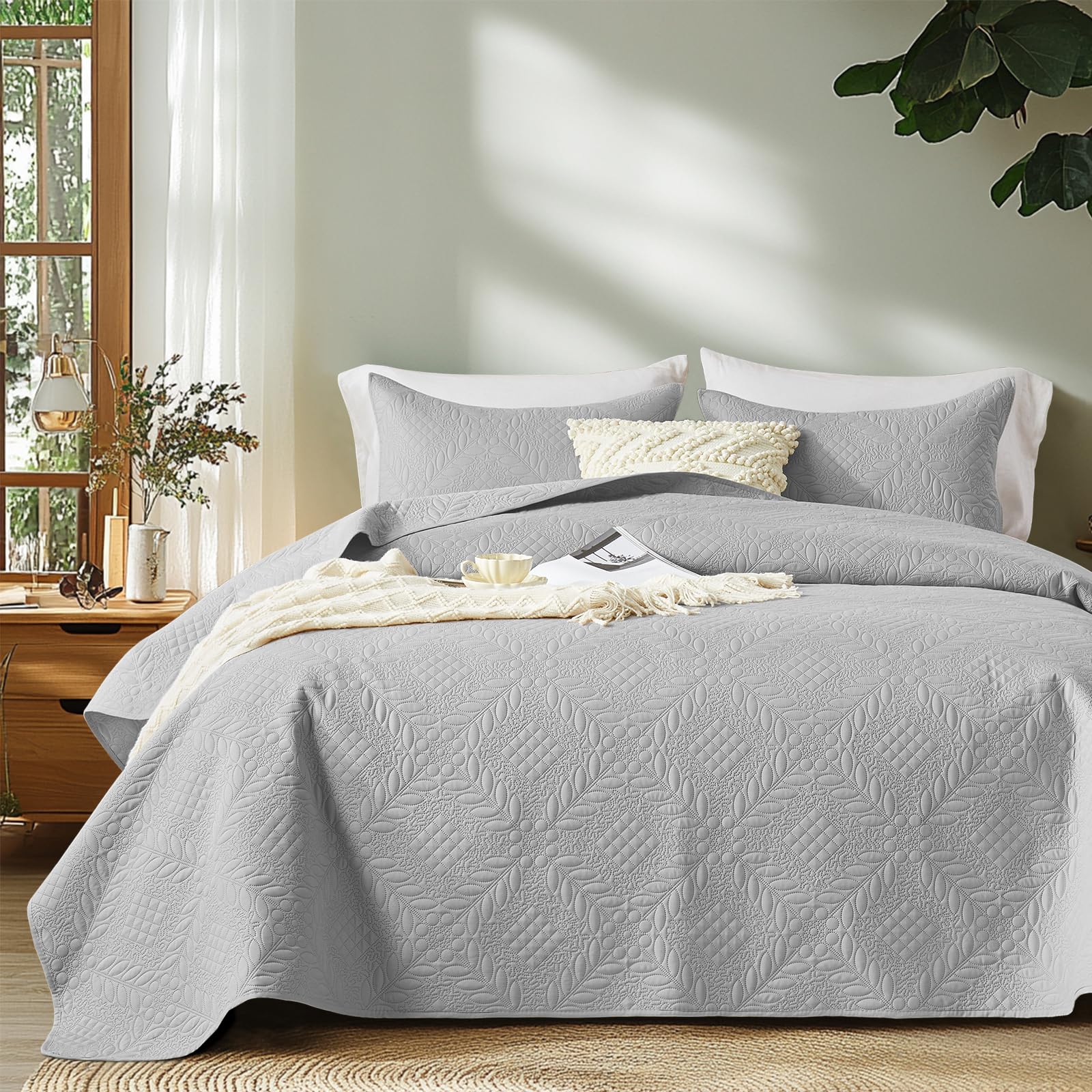 FLYMME Twin Quilt Set,Light Gray Lightweight Bedspreads, Vintage Olive Leaf Pattern,Ultra Soft Microfiber Bed Coverlet 2 Pieces for All-Season (1 Quilt,1 Shams) Image