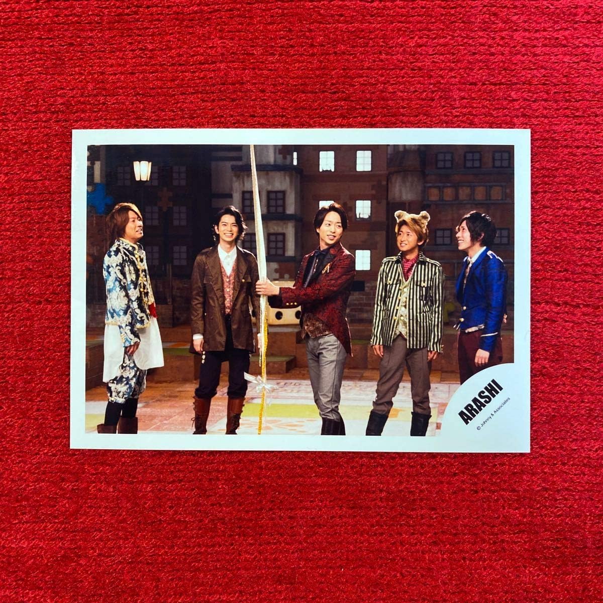 Amazon Co Jp 嵐 迷宮ラブソング 公式写真 ジャニーズショップ ジャニショ オフショット オフショ 相葉雅紀 松本潤 櫻井翔 大野智 二宮和也 ホビー