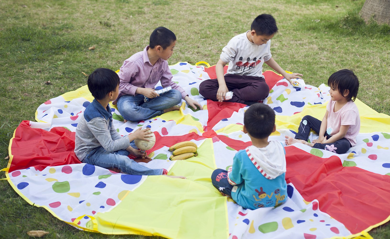 Kids Parachute Game, HUICHUNAG Sports Parachute Indoor&Outdoor 10\' Feet Polka Dot Parachute with 12 Handles(10 feet, Polka Dot)