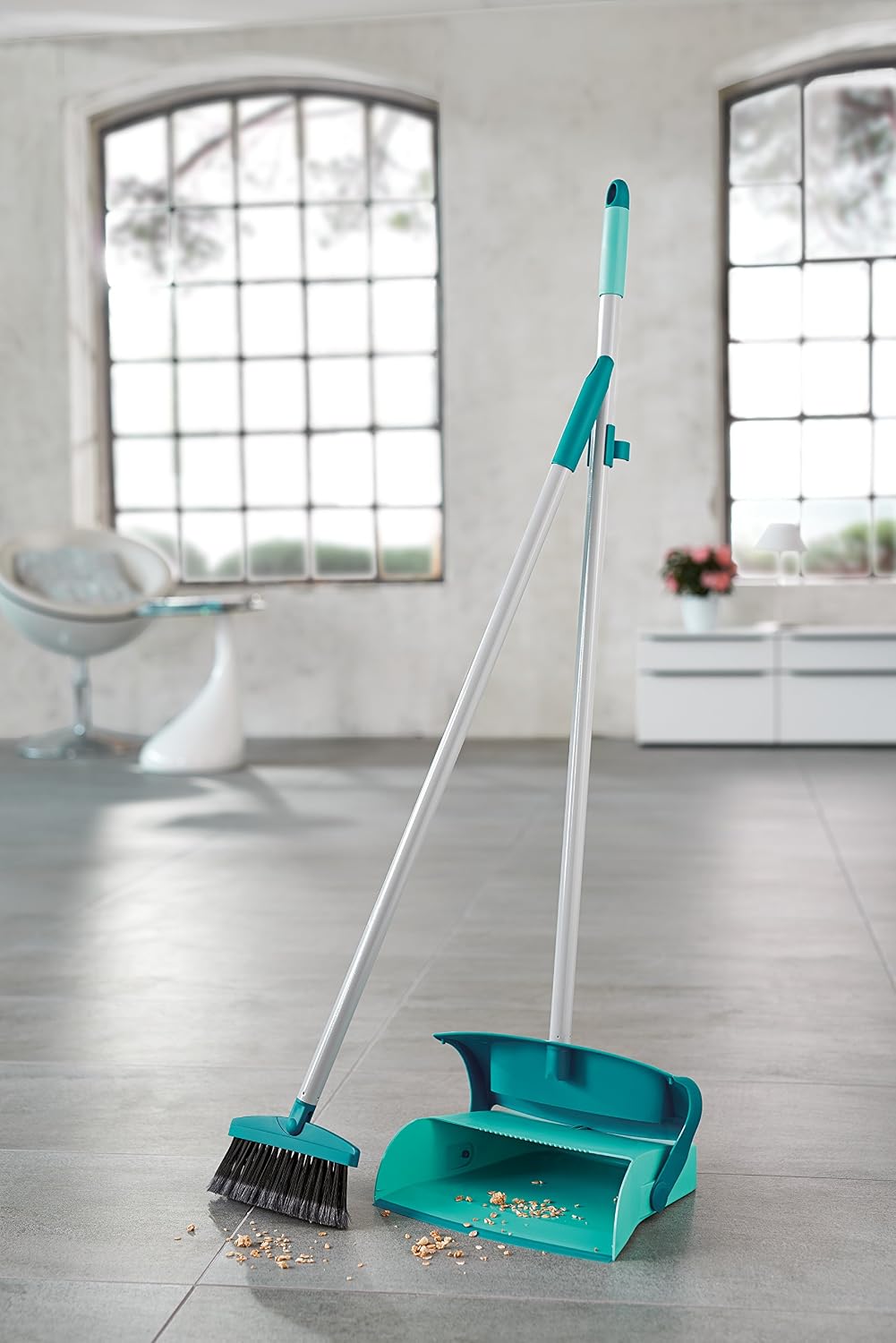Leifheit Long Handled Dust Pan Set - Closed Dust Pan, No Bend Sweeping, Pan closes when Lifted, Split Bristle Ends Collect Fine Dust - Image 4