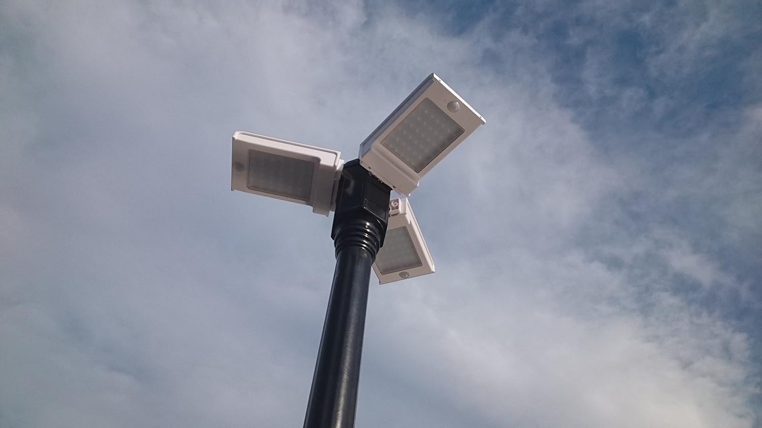 Sigen L1t 防水 太陽光発電 センサーライト B0762m2553 防犯 スポットライト ポール付 屋外照明 ソーラー外灯 動体センサー 3方向照明 ポールライト 限定セール Rumble Media