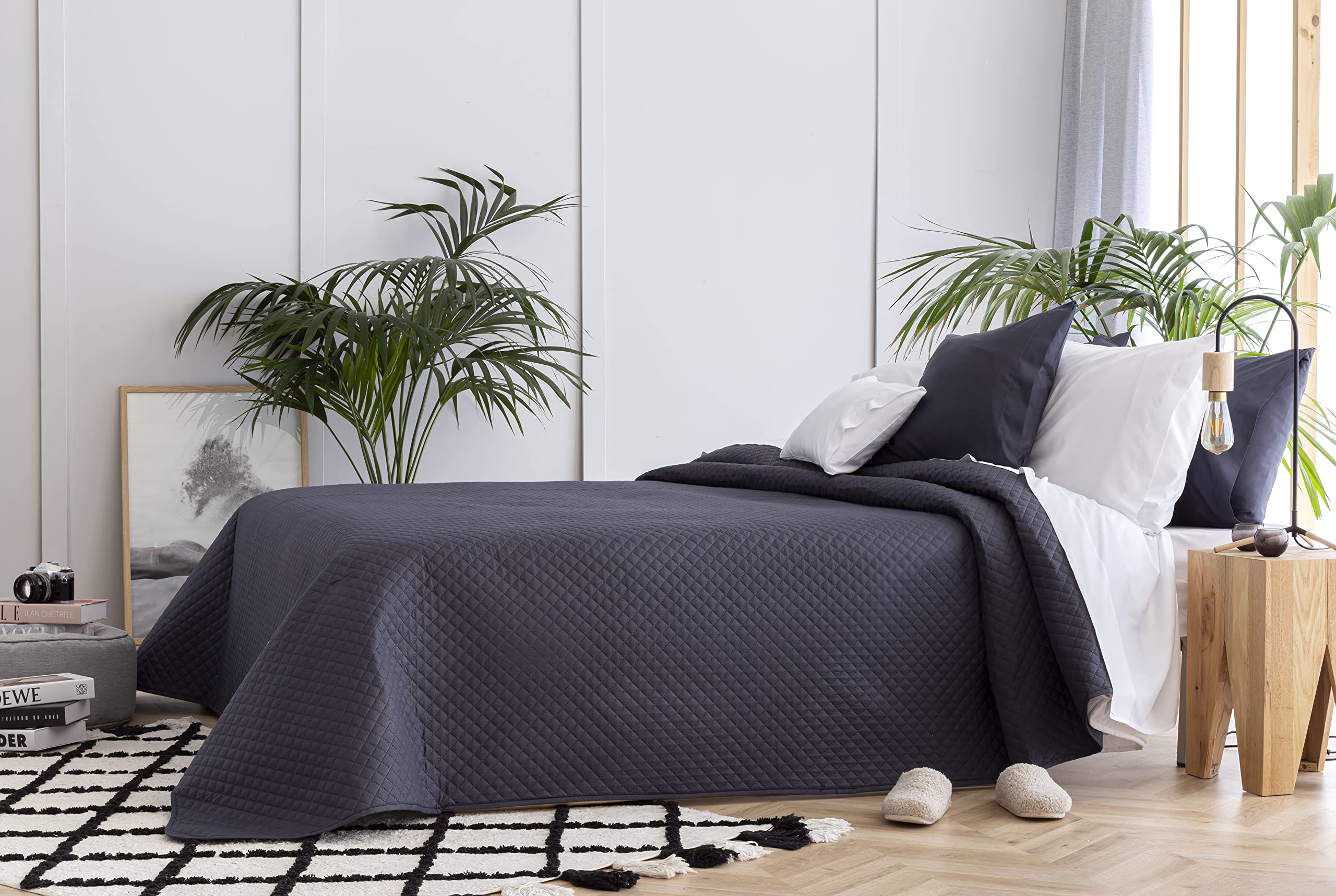 Todocama Fine Boutique Bedspread with Rhombus Design, for Spring, Summer, Autumn and Winter, 100% Extra Soft Microfibre, Multi-purpose Bed Cover, 105 – 200 x 260 cm Dark Grey