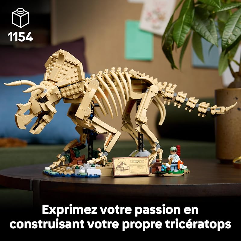 Jurassic World Les Fossiles de Dinosaure : Le Tricératops - Maquette pour Adulte - Minifigurine de Dr Gerry Harding - Décoration DIY pour Étagère - Cadeau pour Fan de Jurassic Park 77985