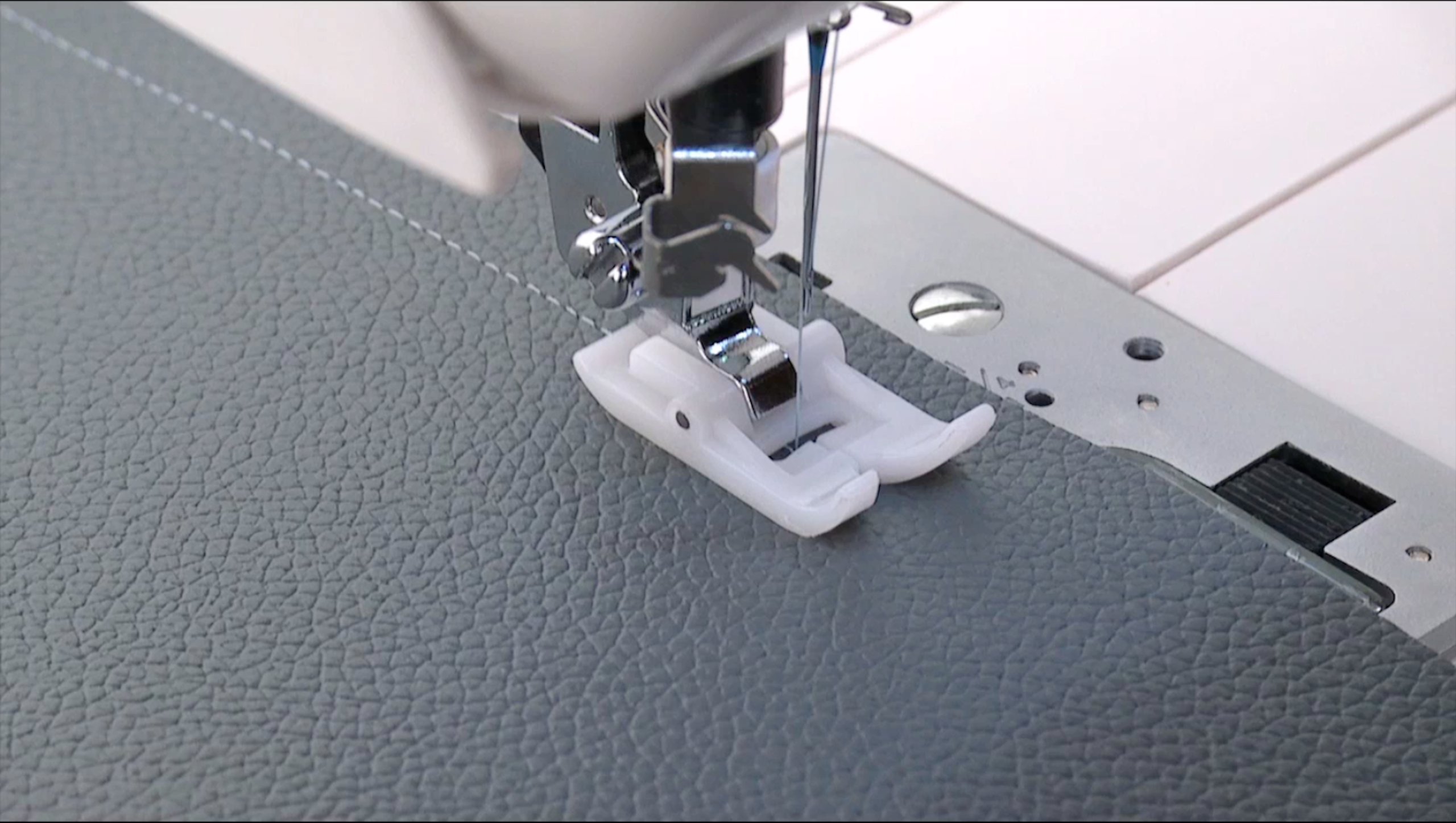 SINGER Non-Stick Presser Foot | Ideal for Sewing Leather, Vinyl, Plastic, Oilcloth & Laminated Fabrics | Smooth Glide with Teflon Coating | Works Best On Singer Sewing Machines