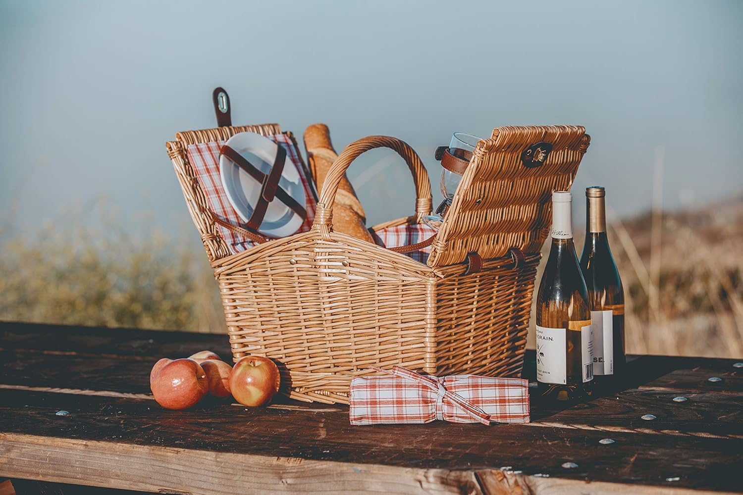 Picnic Time Piccadilly Willow Picnic Basket for Two People, with Plates, Wine Glasses, Cutlery, and Corkscrew - Red/White Plaid: Kitchen & Dining