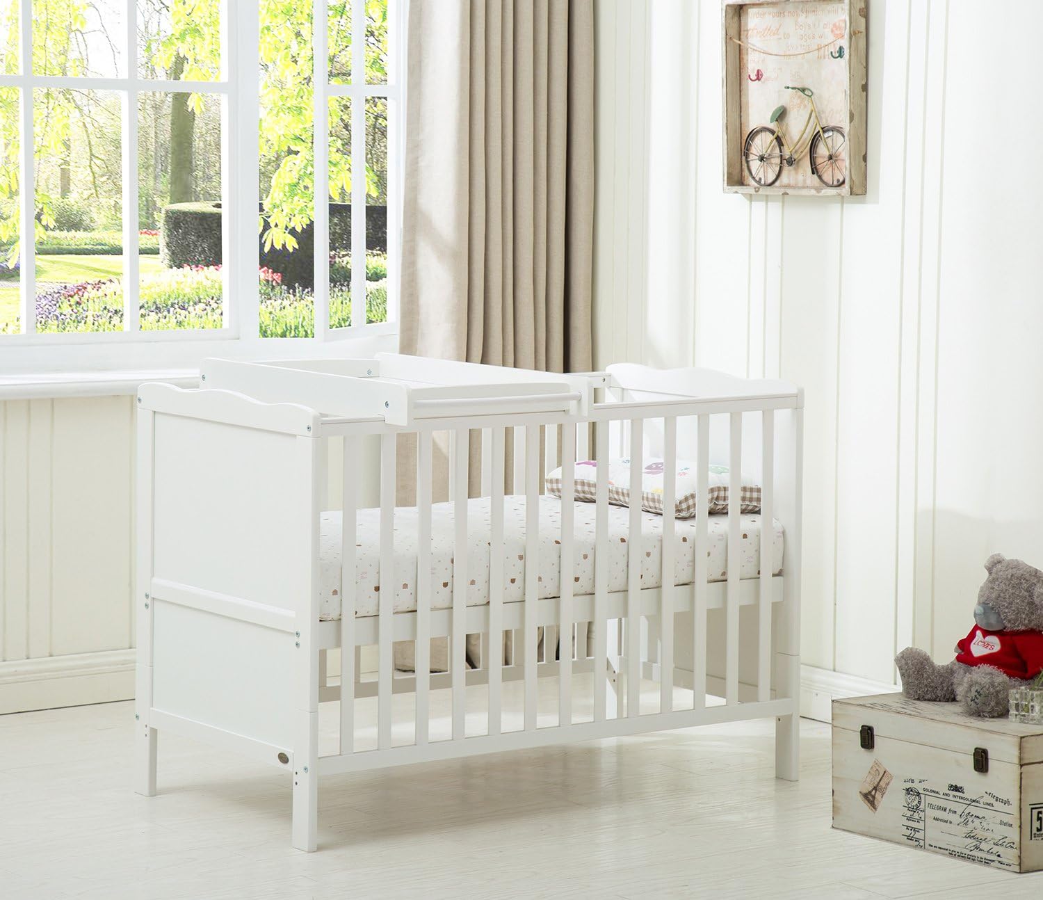 Lit cage Bébé lit évolutif en bois Blanc Orlando avec tablette à langer et matelas hydrofuge