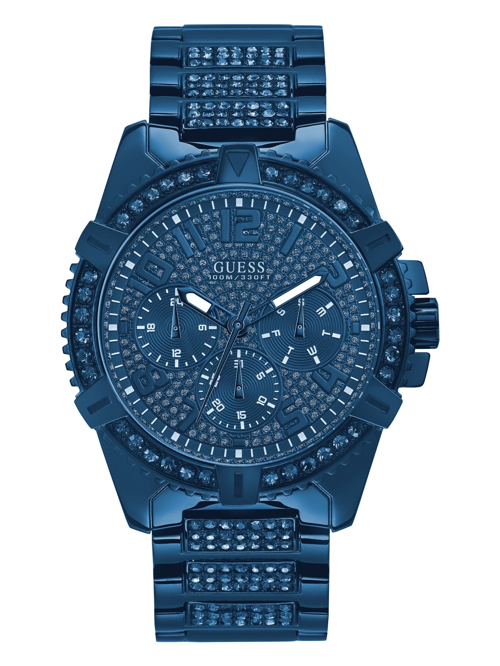 GUESS Reloj de pulsera icónico con adornos de cristal azul de acero inoxidable con día, fecha + hora militar/internacional de 24 horas. Color: Azul (Modelo: U0799G6)