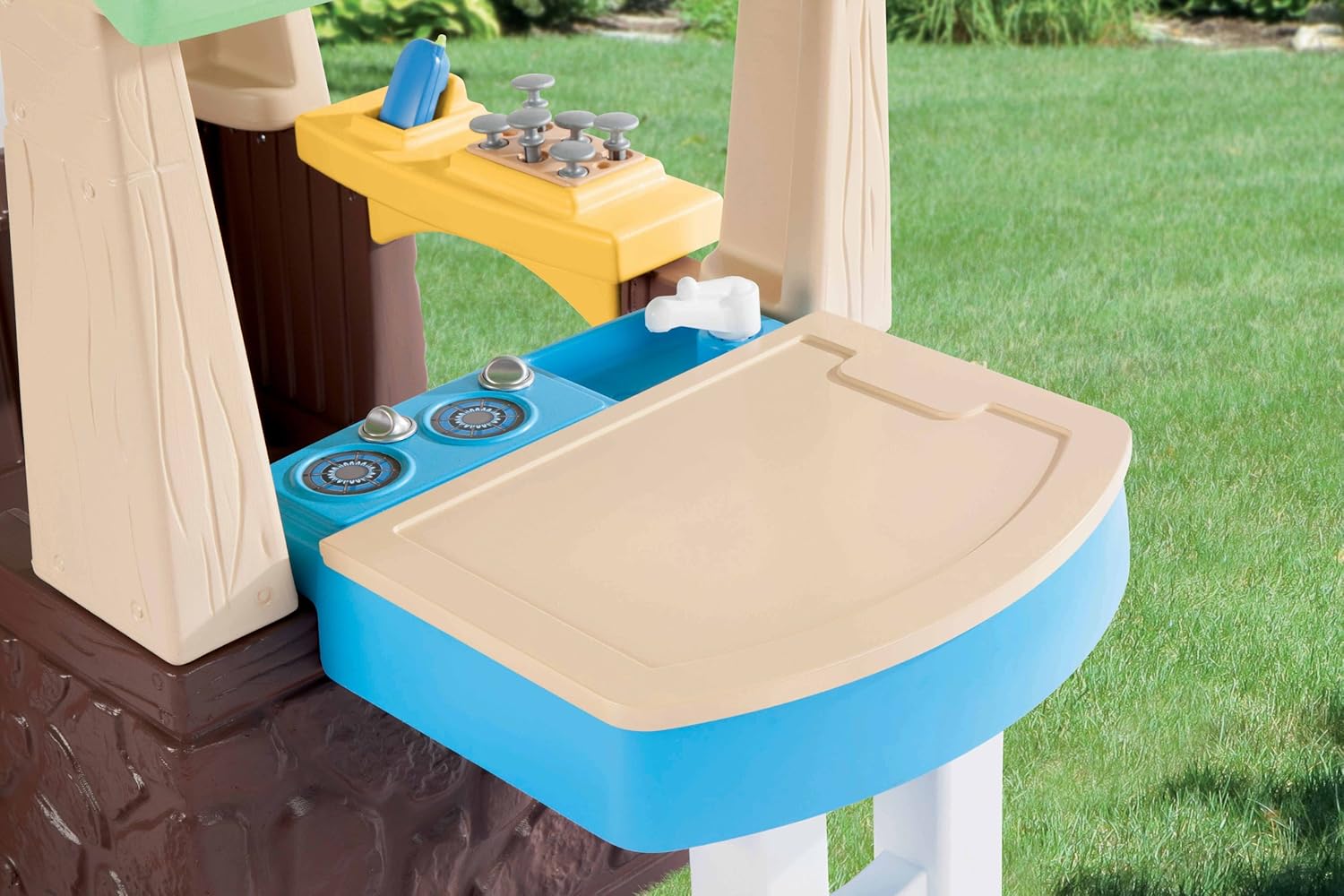 little tikes playhouse with fence and mailbox