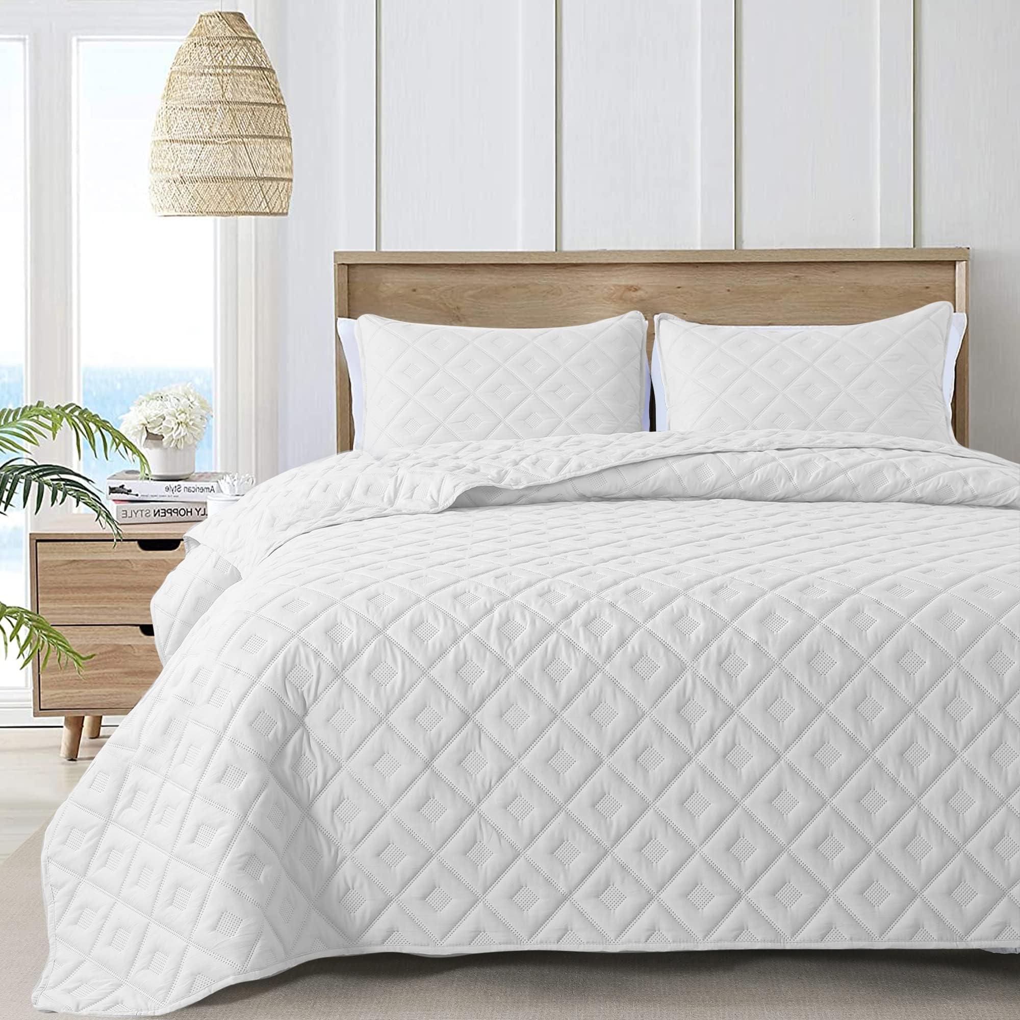 Photo 1 of HIARUO Quilt Set Queen Size White, 3 Pieces Bedding Set Soft Lightweight Bedspread Classic Geometric Diamond Coverlet with 2 Pillow Cover Shams for All Season, Queen(90 x 90), HIA2-QuiltSqr-WT-Q