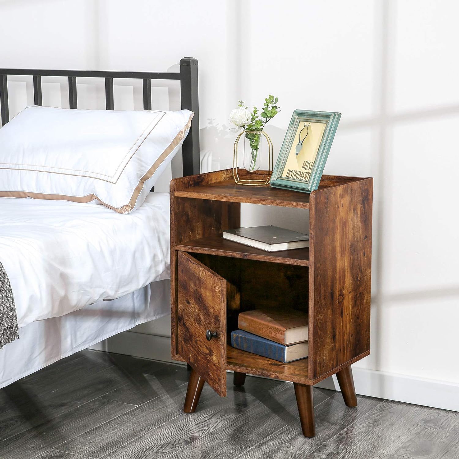HOOBRO Nightstand Set of 2, 3-Tier End Table with Switchable Door, Side Table for Small Spaces, Stable Wooden Legs, Wood Look Accent Table, Easy Assembly, Rustic Brown BF51BZP201: Home & Kitchen
