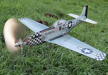 maxFlite.de P-51 Mustang Flugzeug als Windrad aus Edelstahl/ Metall Propeller dreht - Gartendeko