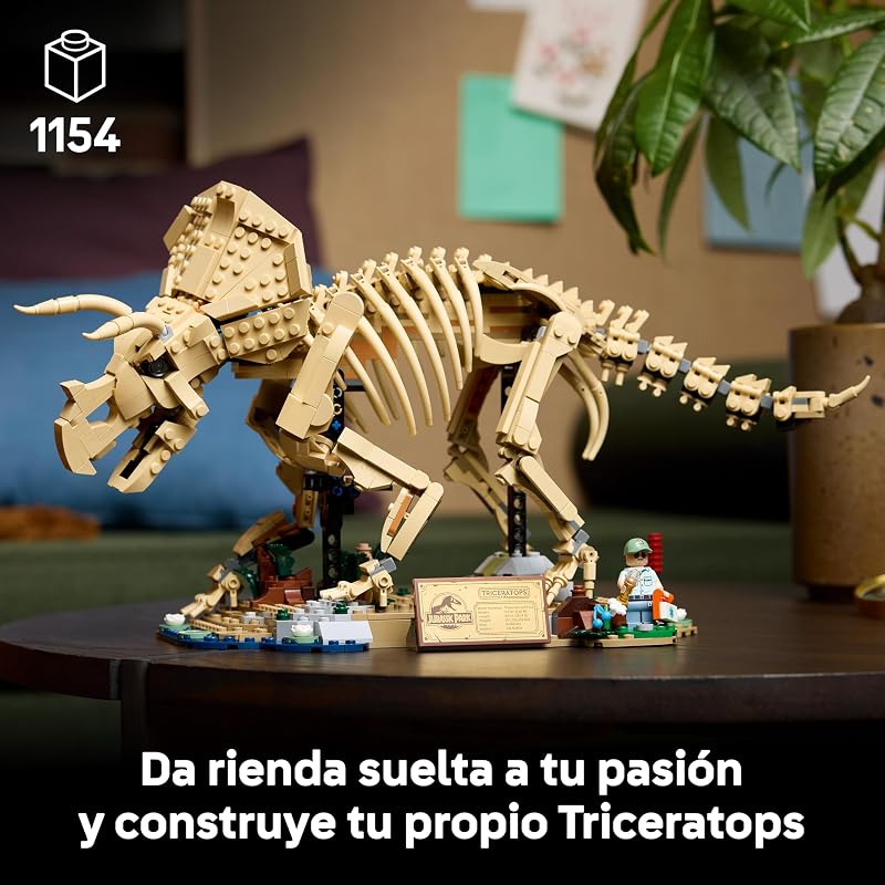 Jurassic World Fósiles de Dinosaurio: Triceratops - Kit de Maquetas para Adultos con Minifigura de Dr. Gerry Harding - Decoración para la Estantería - Regalo Fans de Parque Jurásico - 77985