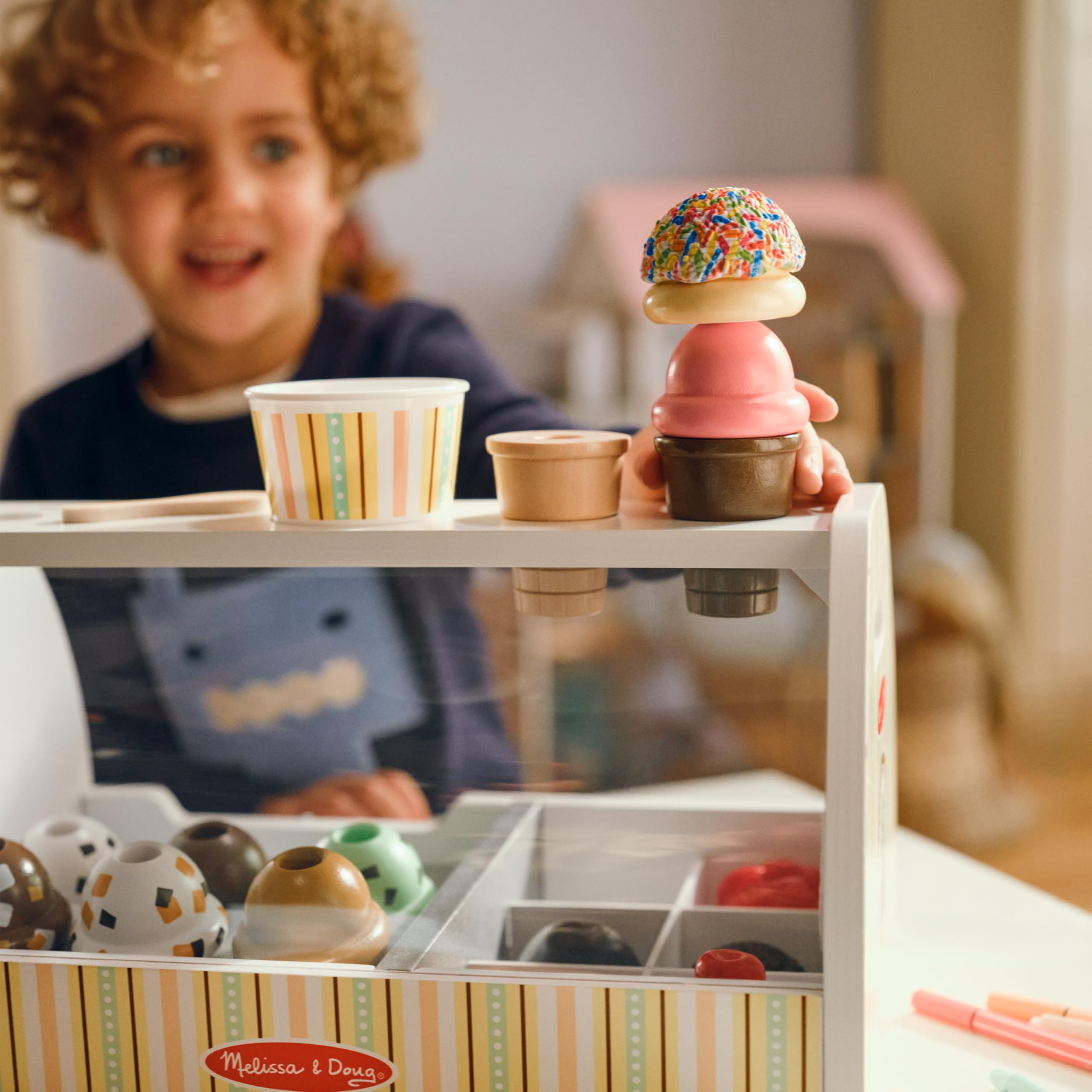 Melissa & Doug - Eisdiele aus Holz, 28-teilig, Für das Eisdielen-Rollenspiel mit 8 Sorten Eiscreme, Eistüten und Eisbecher, Spielgeld inklusive, Für Kinder ab 3 Jahren 6
