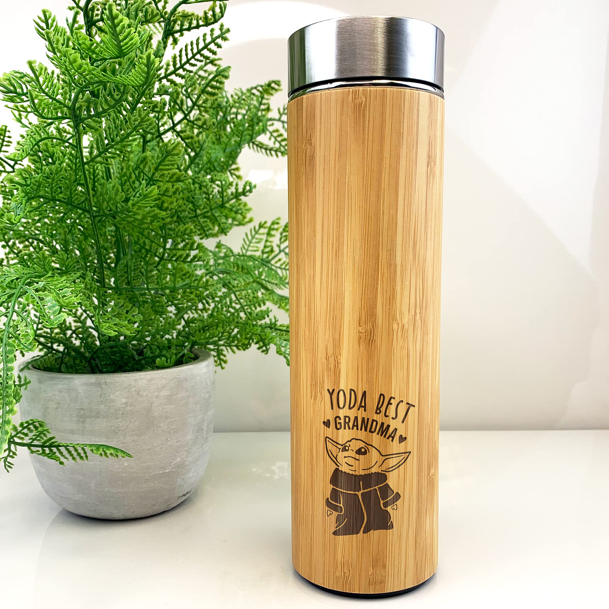 eBuyGB Personalised Bamboo Travel Flask, Baby Yoda Travel Mug, 500ml Star Wars Themed Coffee Mug Cup, Funny Gifts for Grandma, Nanna, Granny (Yoda Best Grandma)
