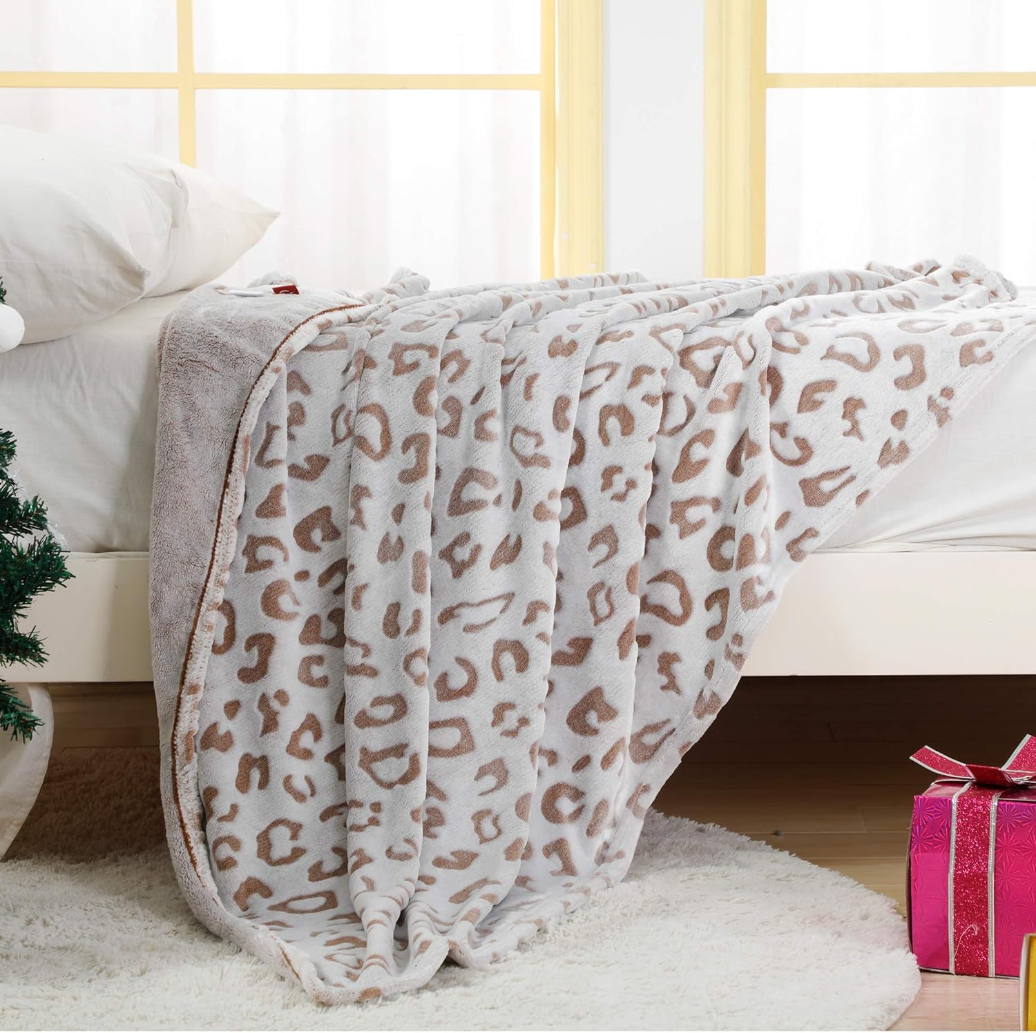SOCHOW Uragiri Flannel Fleece Throw Blanket, Lightweight Super Soft Cozy Plush Bed Blanket, 50 × 60 Inches, Brown Leopard: Home & Kitchen