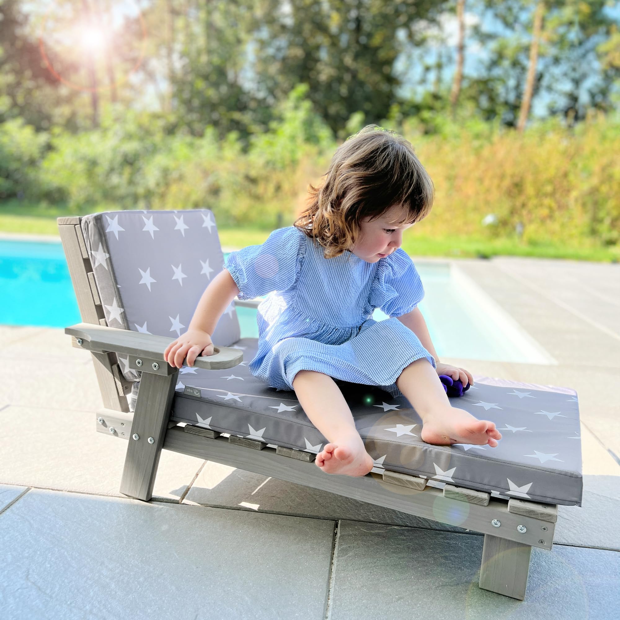 roba Gartenliege für Kinder - Sonnenliege aus Holz mit Getränkehalter - Geeignet für Kleinkinder ab 18 Monaten - Inklusive Polster im Little Stars Design - Wetterfest - Grau 4
