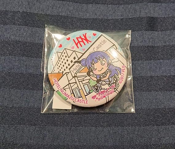 Amazon ラブライブサンシャイン 沼津 まちあるき 缶バッジ ホテル 沼津キャッスル 津島善子 ラブライブ サンシャイン まちあるき缶バッジ Aqours アニメ 萌えグッズ 通販