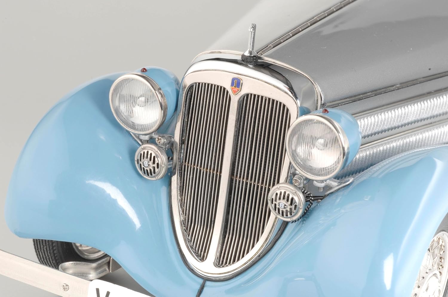 Limited Edition 118 Scale CMCClassic Model Cars USA M075B Blue