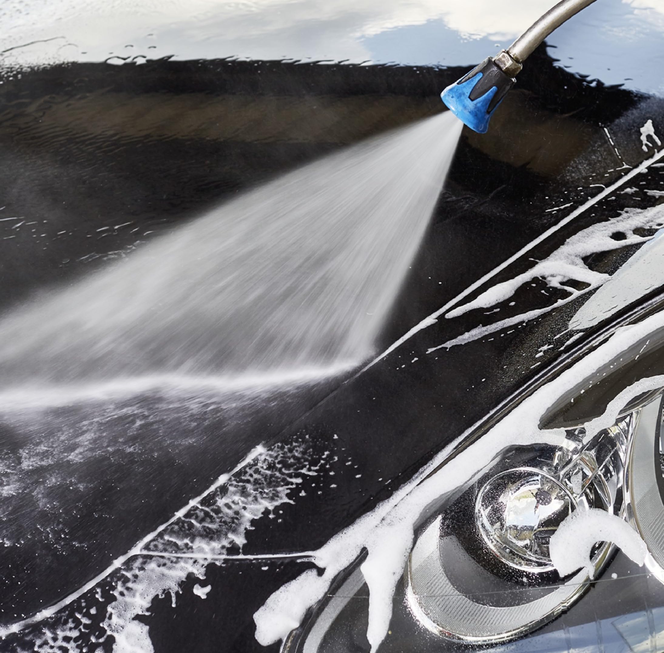 SONAX AutoShampoo Konzentrat (5 Liter) löst den Schmutz ohne die Wachs-Schutzschicht auf dem Lack anzugreifen | Art-Nr. 03145000 5