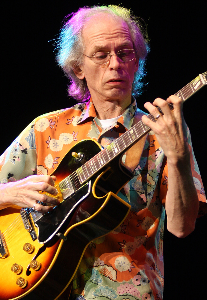 Steve Howe à écouter ou acheter sur Amazon Music dès maintenant