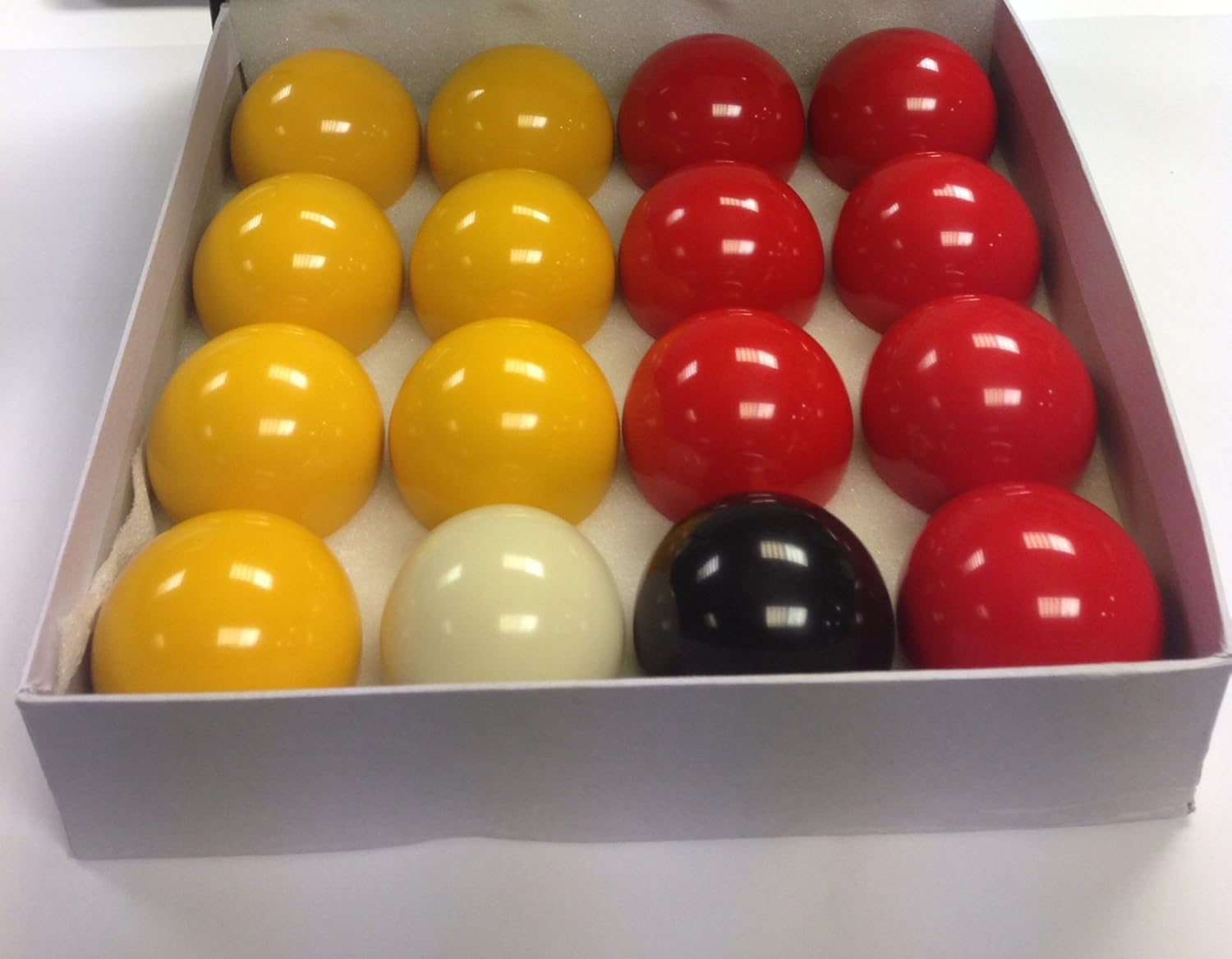 billard boule jaune et rouge