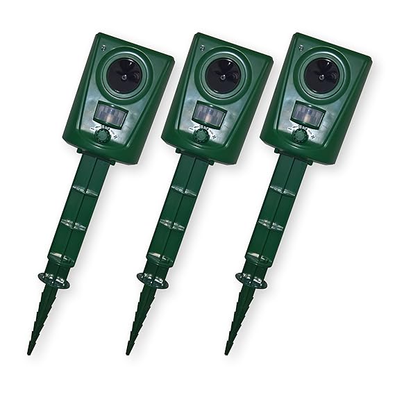 ISOTRONIC Tierabwehrgerät Ultraschall Tiervertreiber – 3er Set – Batteriebetrieb – Akustische Tierabwehr inkl. Erdspieß – Eff