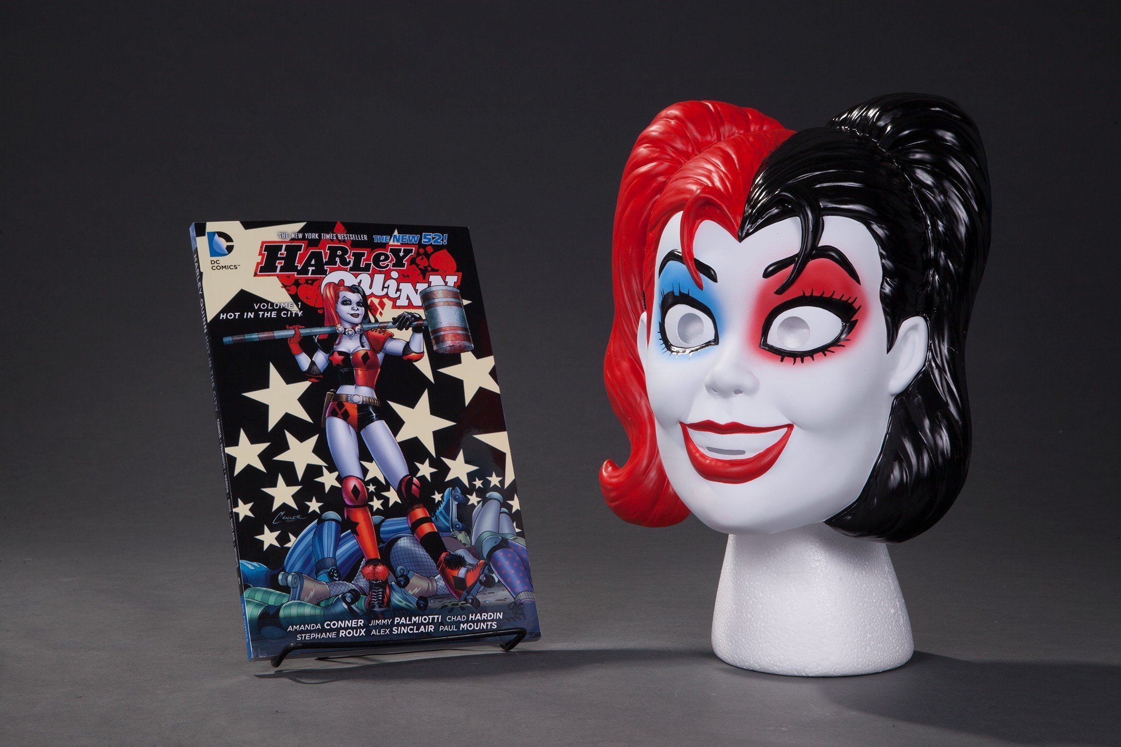HARLEY QUINN VOL 01 TP AND MASK SET (NEW 52)