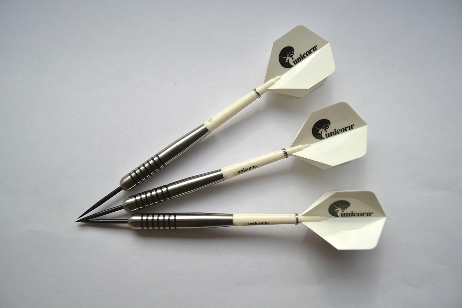 HEAVYWEIGHT DARTS SET UNICORN FLIGHTS & STEMS 34g Amazon.co.uk Sports
