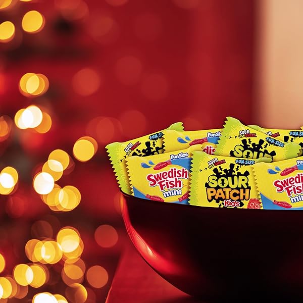 SOUR PATCH KIDS AND SWEDISH FISH MINI HOLIDAY CANDY VARIETY PACK, 22 SNACK PACKS