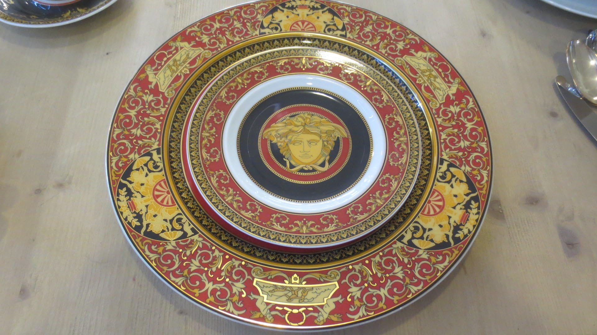 VERSACE DOLCE 13 Pieces MEDUSA ROSSO ( 12 plates cm 18- 1 serviceplate cm 30 -(Also wallplate)-