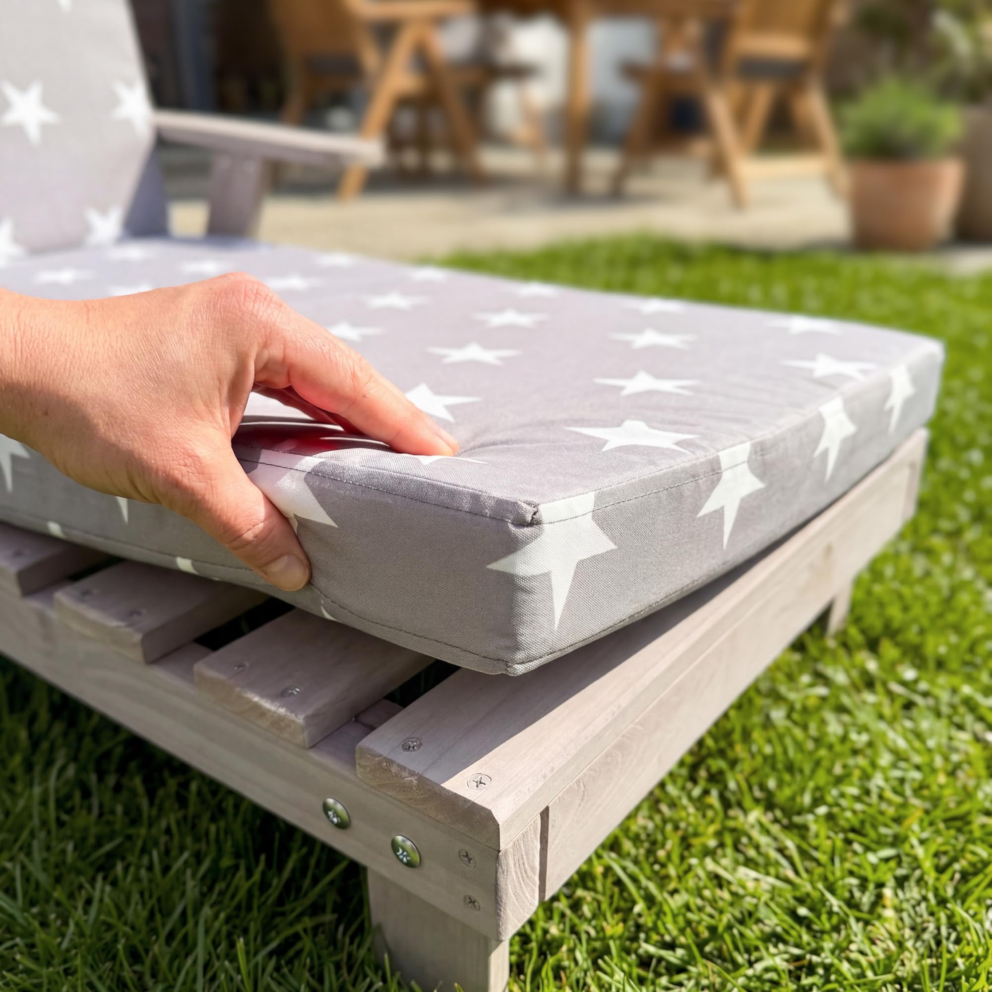 roba Gartenliege für Kinder - Sonnenliege aus Holz mit Getränkehalter - Geeignet für Kleinkinder ab 18 Monaten - Inklusive Polster im Little Stars Design - Wetterfest - Grau 7