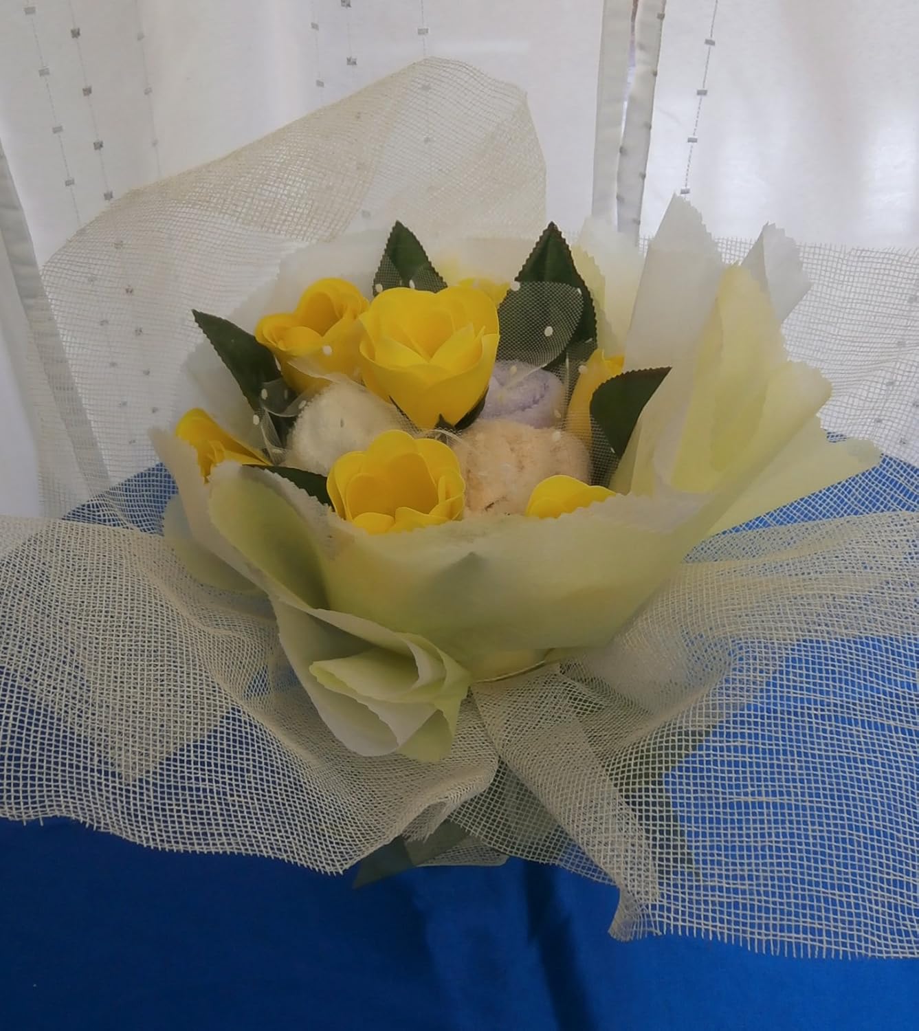 Amazon 今治タオルとソープフラワーアレンジメントの花束 色おまかせ 大 退職祝いに最適 花束 オンライン通販