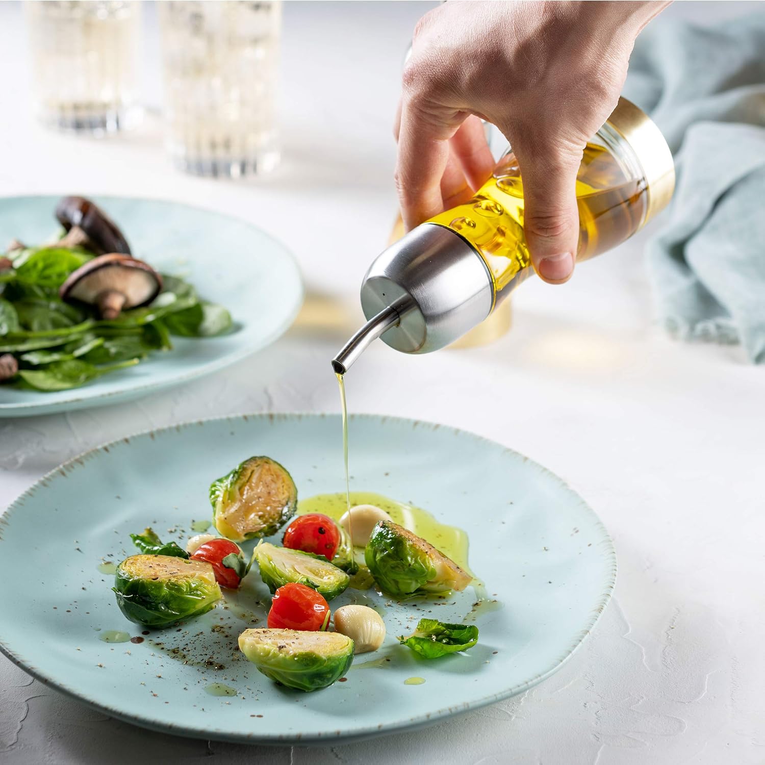 Mitbak Exquisite Olive Oil & Vinegar Dispenser Set | 7.5 OZ No Drip Acrylic Cruets for Oil, Vinegar, Salad Dressing, Soy Sauce & More | Functional, Leakproof Oil Dispenser Bottle Set: Kitchen & Dining