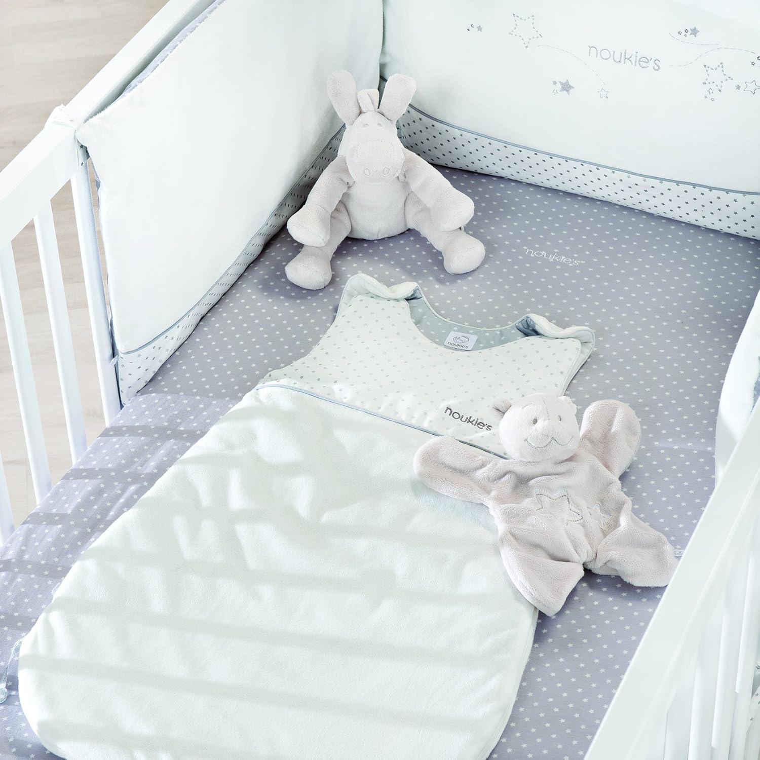 Noukies Tour De Lit Poudre Detoiles Avec Personnages La Chambre De Bebe Matelas Et Linge De Lit Centroarco Com
