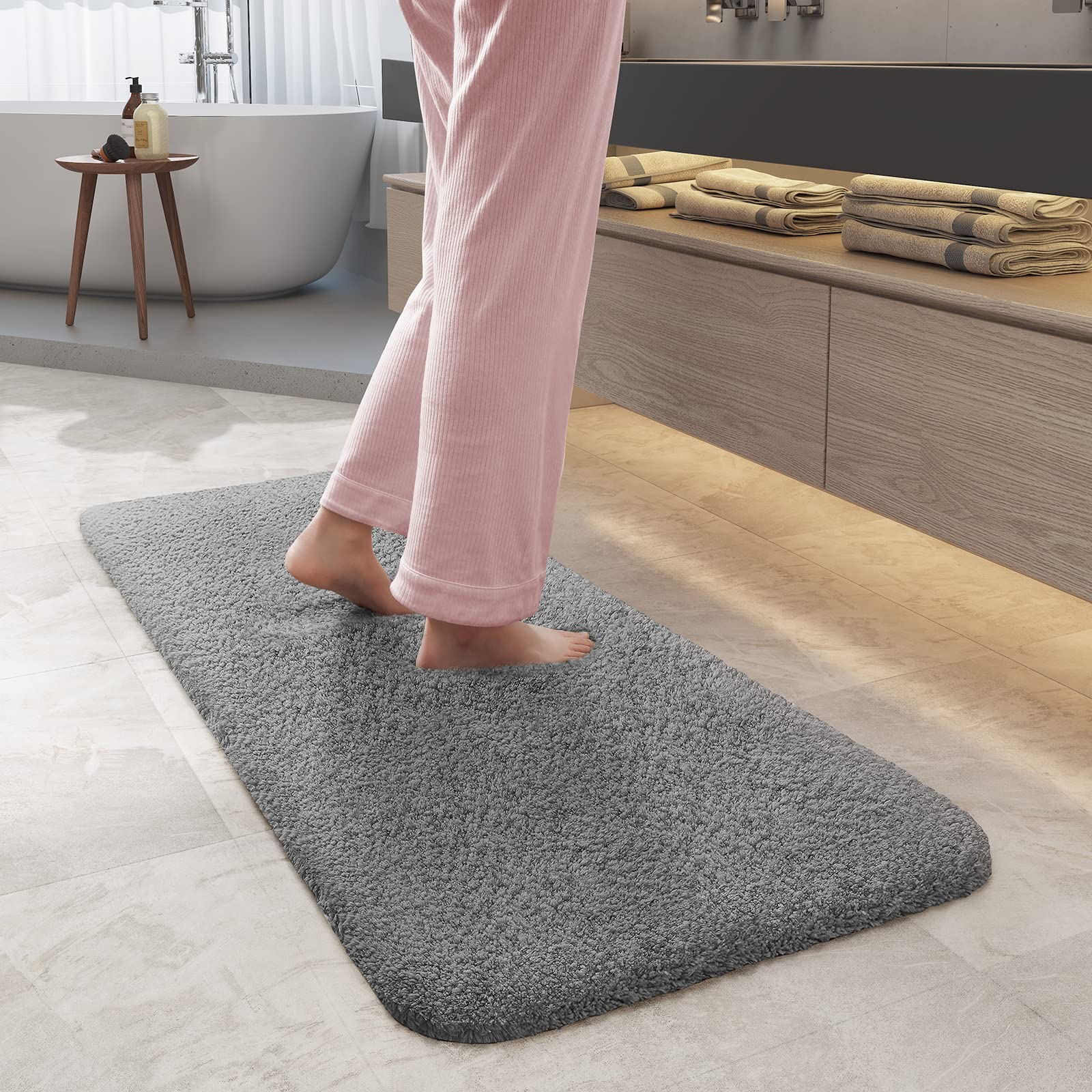 COLOR&GEOMETRY Light Grey Bath Mat: 60 x 110 cm Large - Non Slip & Washable Rubber Backed Bath Rug for Bathroom Floor - Soft & Thick Fluffy Absorbent Microfibre Bathmat
