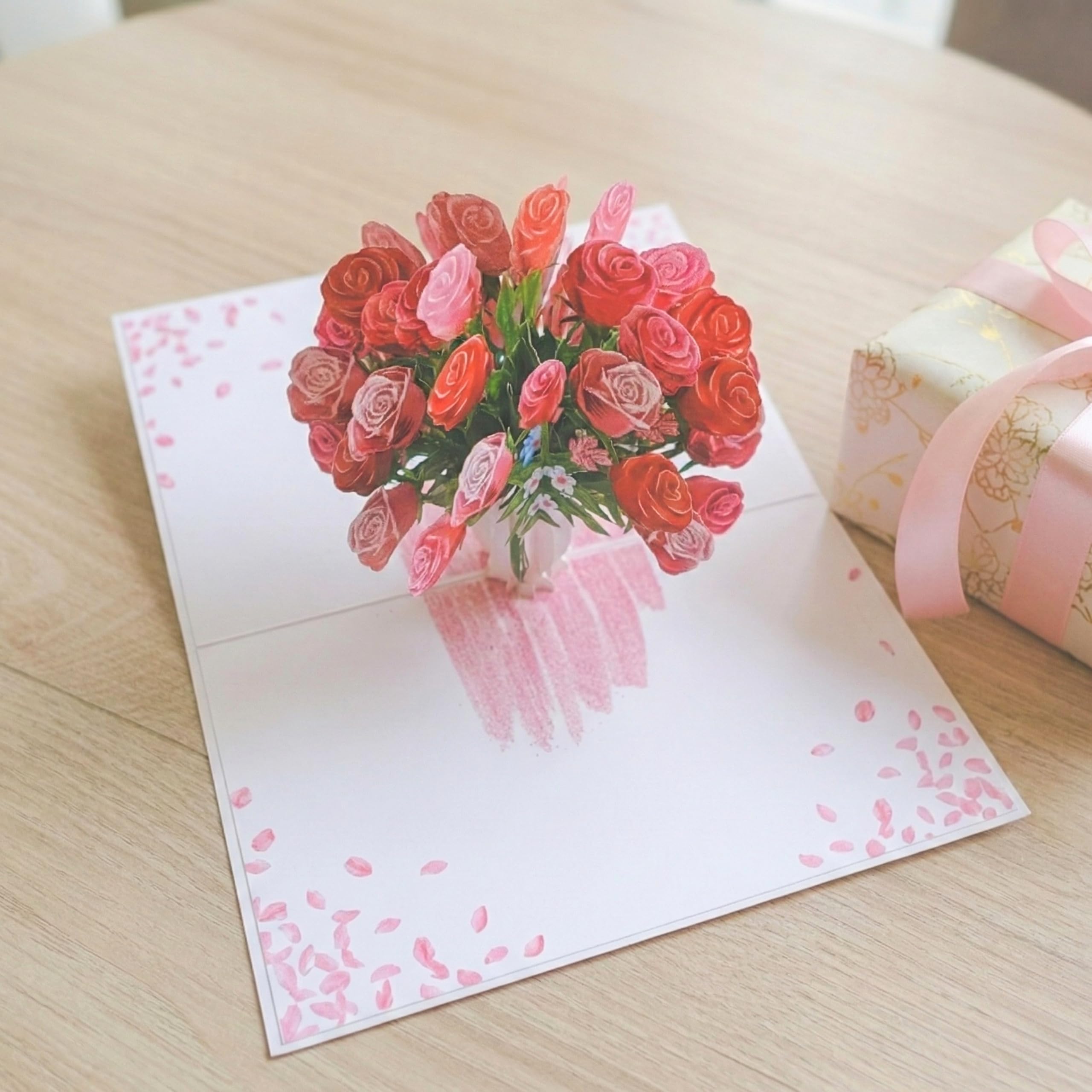 Magic Moments® Pop Up Karte Blumenstrauß mit roten Rosen – Besondere Valentinstag Karte, 3D Geburtstagskarte für Frau, Freundin, Mama – Glückwunschkarte zum Hochzeitstag, Jahrestag inkl. Umschlag 3