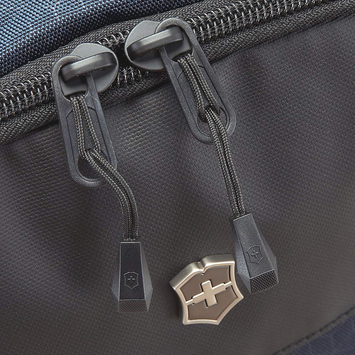 Victorinox Altmont Original Standard Rucksack, Mehrzweckfach mit Reißverschluss, Rückenpolsterung, Unisex, Rot 9