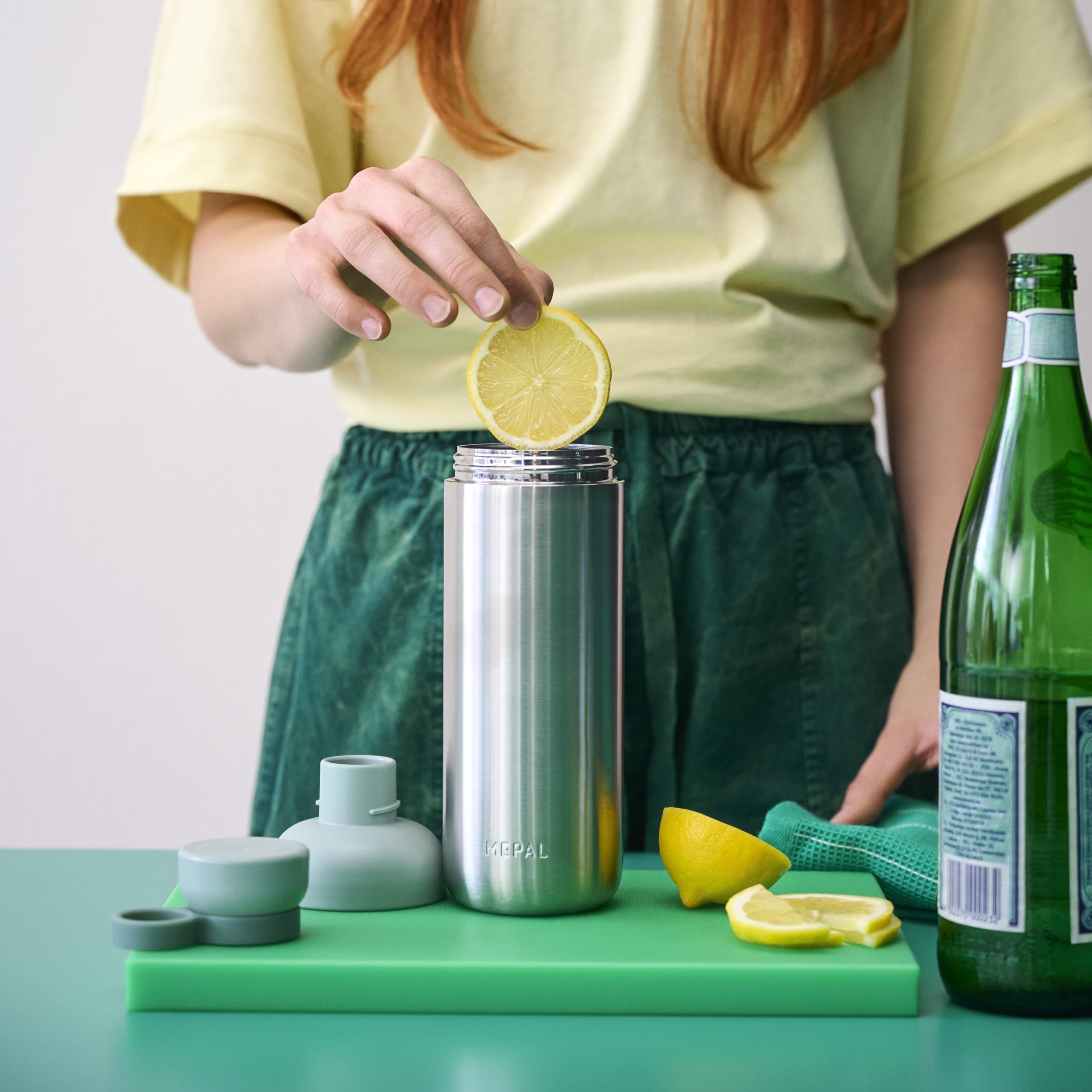 Mepal - Trinkflasche Edelstahl Vita - Große Wasserflasche - 2 Öffnungen für zusätzlichen Trinkkomfort - Auslaufsicher und Spülmaschinengeeignet - Wasserflasche Edelstahl - 900 ml - Nordic sage 4
