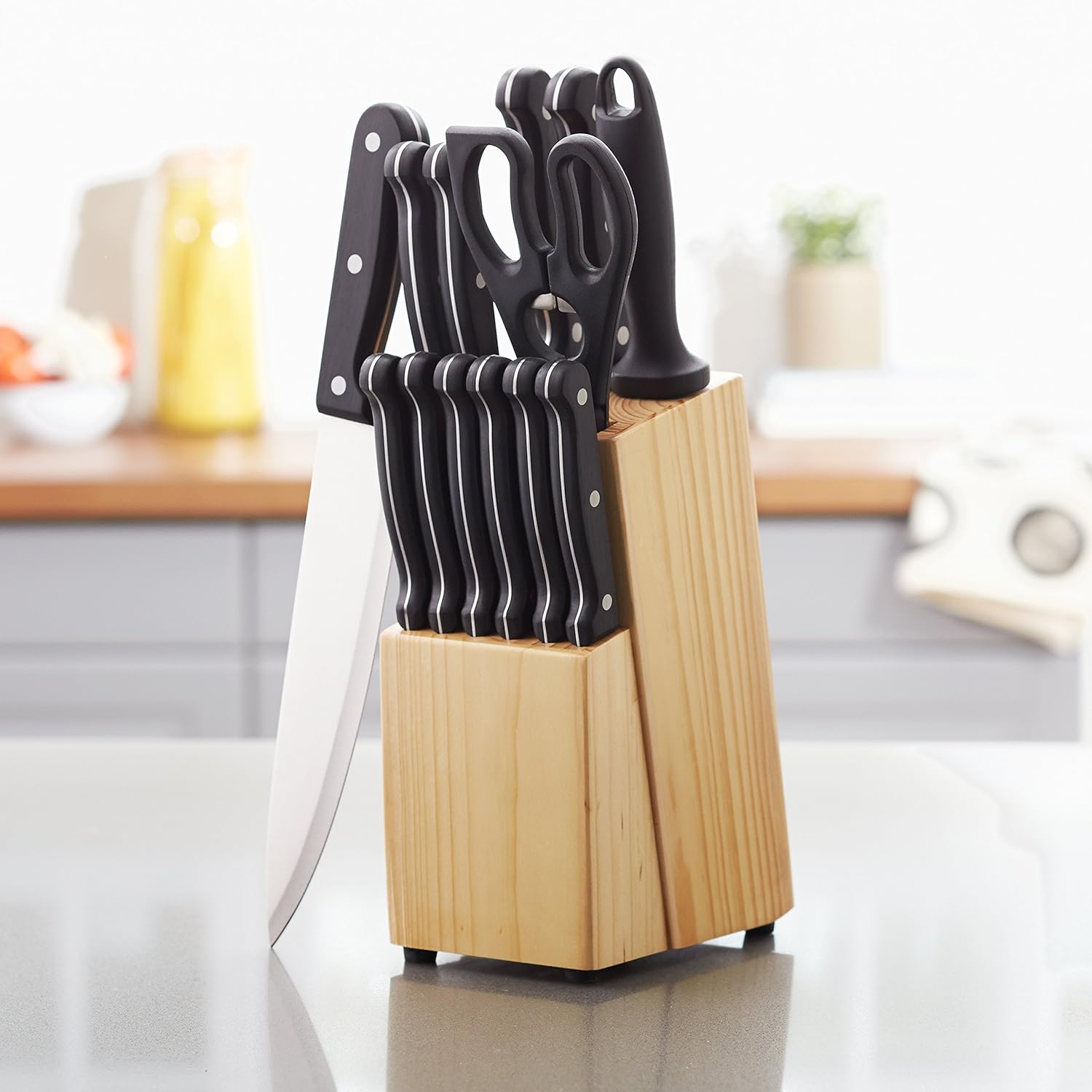 Juego de cuchillos AmazonBasics con soporte de madera por 19,99€