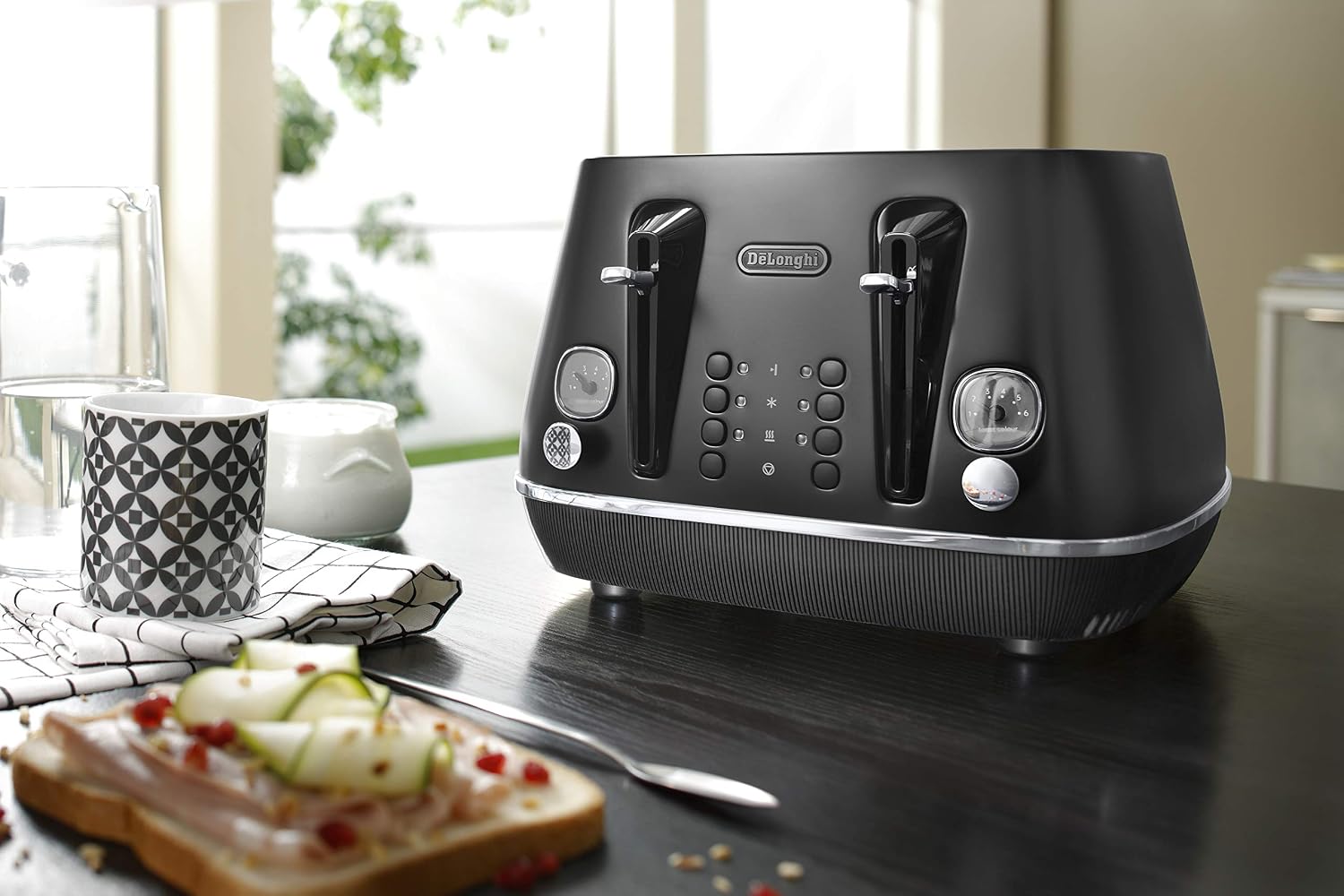 De'Longhi Distinta X CTIN4003.BK Designer 4 Slice Toaster, Variable Browning Control, Reheat/Defrost/Bagel Function -Black - Image 4