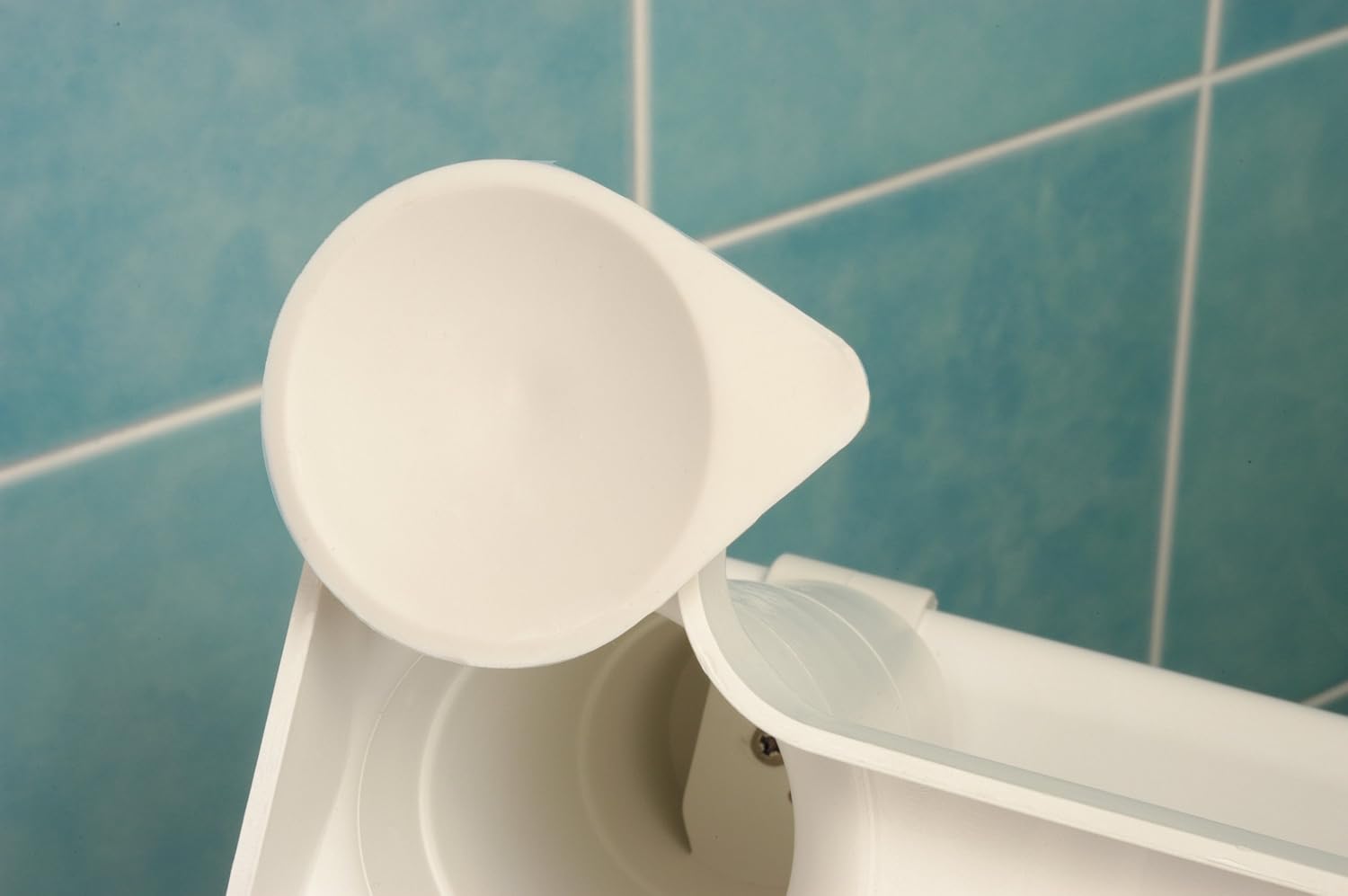 NRS Healthcare F24268 Medeci Bath Seat 20 cm (8 inch) Height - Width Adjustable, White, 20 cm (8-inch) Height - Image 5
