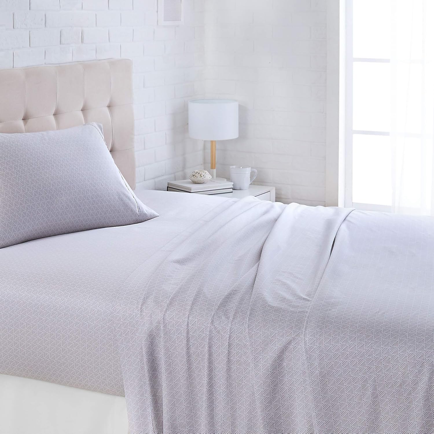 AmazonBasics Lightweight Super Soft Easy Care Microfiber