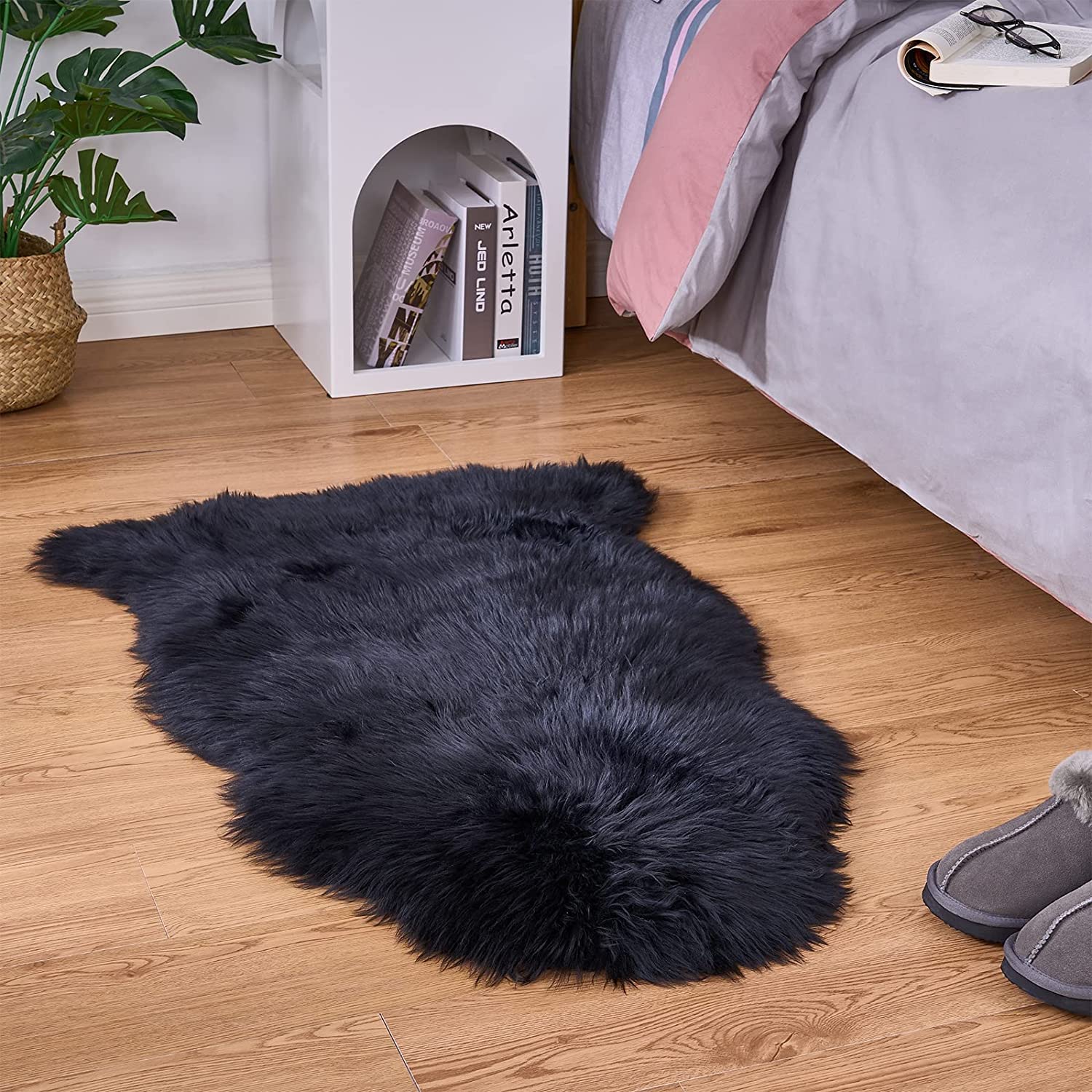 YIHAIC Faux Fur Sheepskin Style Rug,Faux Fleece Fluffy Area Rugs Seat Pad Anti-Skid Yoga Carpet for Living Room Bedroom Sofa Floor(Black,50 x 80cm)