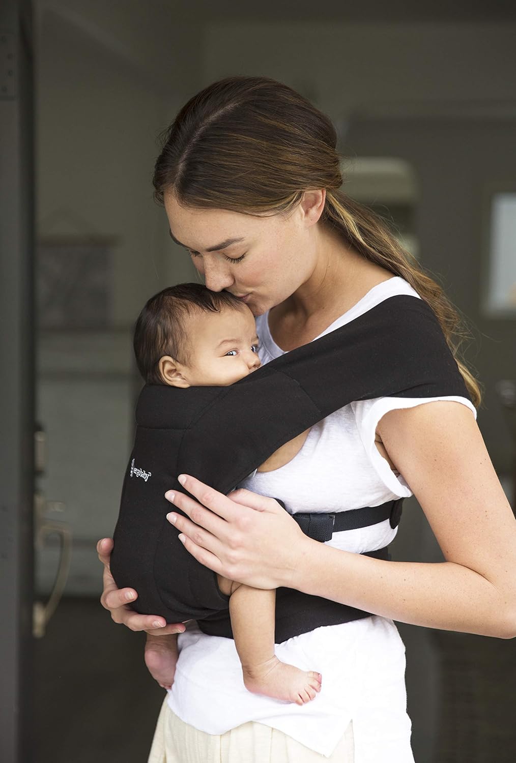 Ergobaby Embrace Baby Carrier For Newborns From Birth With Head Support Extra Soft And Ergonomic Pure Black Amazon Co Uk Baby