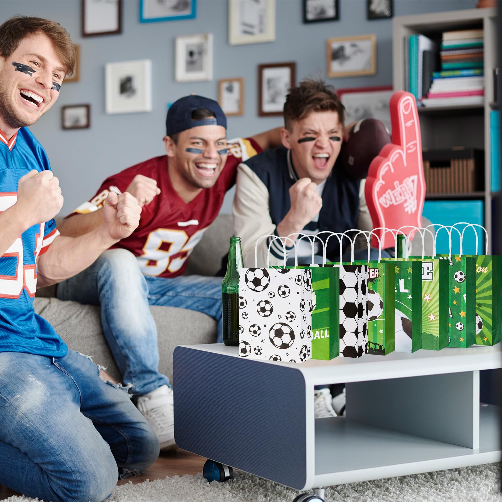 Fußball Papiertüten 32 Stück, Fußball Mitgebsel Tüten Kindergeburtstag Jungen, Geschenktüten mit Griffen, Fußball Party Goodie Bags für Süßigkeiten, Gastgeschenke, kleine Spielzeuge und Party Geschenk 5