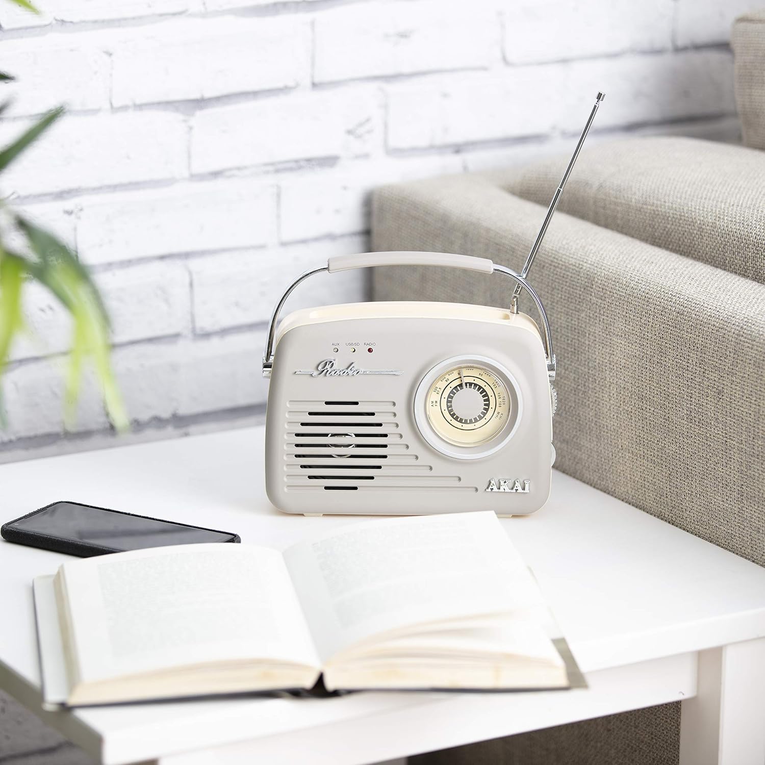 Akai A60014VT Vintage Radio with AM and FM Radio Functions, Built-in USB, Crystal Clear 5 W Mono Speaker, 220 V/50 Hz - Image 4