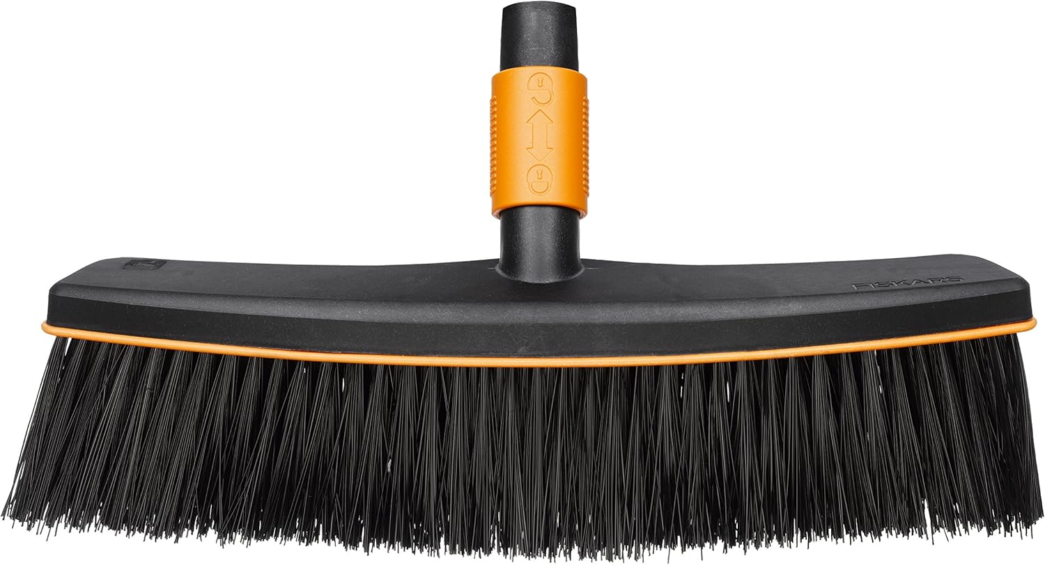 Fiskars Straßenbesen, Besenkopf, Breite: 38 cm, Kunststoff-Borsten, Schwarz/Orange, QuikFit, 1001416